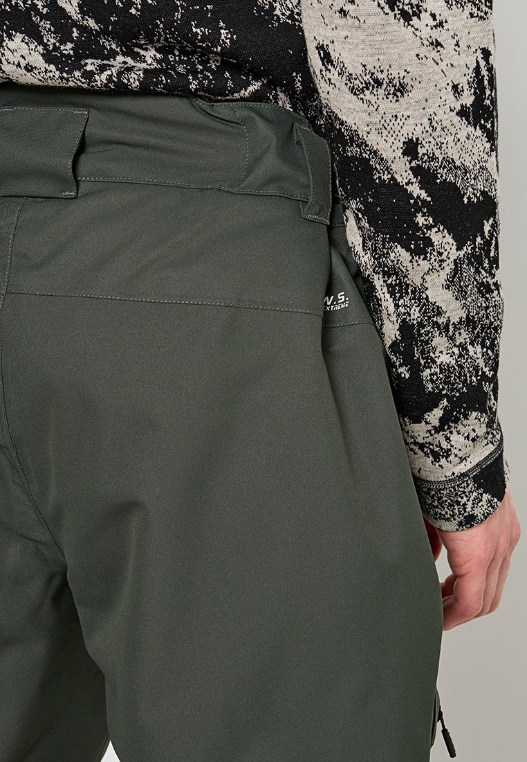 Grüne wasserdichte Hosen aus strukturiertem Stoff, mit einer hohen Taille, Seitentaschen und einem Logodetail auf der Rückseite.