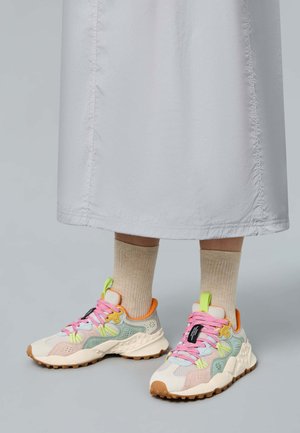 Le sneakers multicolore presentano un mix di colori pastello morbidi, rete testurizzata e suole in gomma. Gli accenti includono lacci rosa e dettagli verdi.