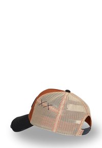 Gorra de camionero con parte trasera de malla, frente marrón y visera azul marino. Cuenta con detalles cosidos y cierre ajustable de presión.