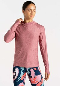 Langarm-Hoodie aus strukturiertem pinkfarbenem Stoff, kombiniert mit leggins im abstrakten Muster in Blau, Pink und Koralle.