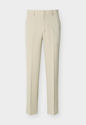Pantalon beige coupé droit avec passants de ceinture et fermeture éclair à l'avant, présenté sur un fond clair uni.