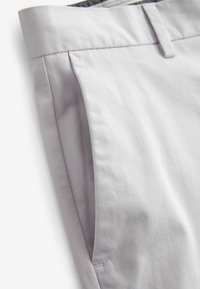 Next STRAIGHT FIT STRETCH CHINO - Kratke hlače - off white