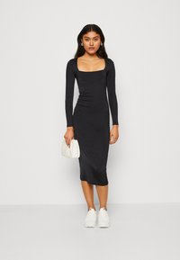 WAL G. SQUARE NECK MIDI - Koktélruha / Partiruha - black