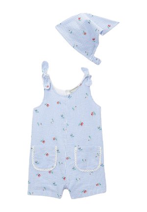 Barboteuse bébé et bonnet assorti en rayures bleu clair et blanc avec petits imprimés floraux rouges et bleus, avec poches avant et nœuds aux épaules.