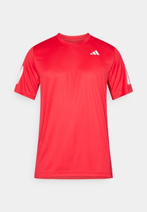 Punane sportlik t-särk, mis on valmistatud siledast, kergest kangast. Omab lühikesi varrukaid ja ümmargust kaelust, rinnal valgete logode aktsentidega.