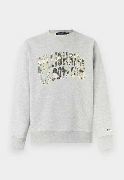 Lysegrå crewneck-genser med camo-mønstret "Billionaire Boys Club"-tekst på brystet og liten logo på venstre erme.