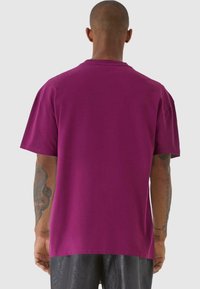 9N1M SENSE STAR - T-shirt med print - aubergine