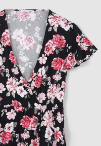 Abito nero floreale con rose rosa e bianche e foglie verdi, scollatura a V e maniche fluttuanti. Il tessuto è leggero e ha una consistenza liscia.