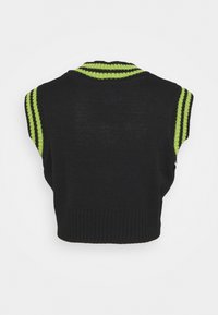 Zwart gebreide mouwloze trui met een groene en zwarte gestreepte halslijn en armsgaten, getoond van de achterkant.