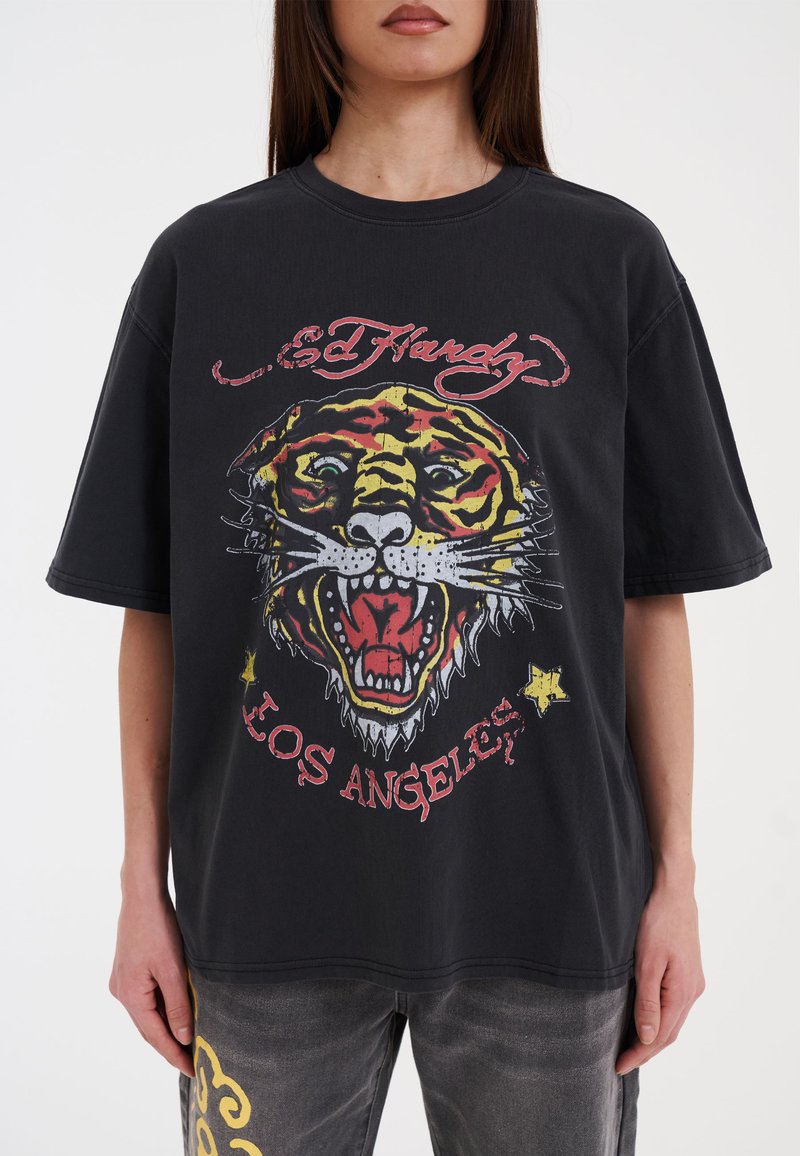 Černé bavlněné tričko s pestrým grafickým motivem tygra, červenými a žlutými akcenty a textem "Ed Hardy Los Angeles" pod ním. Krátké rukávy, volný střih.