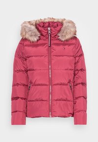 Różowa kurtka z wyściełanym kołnierzem ze sztucznego futra, suwakiem z przodu i dwoma bocznymi kieszeniami. Poziomy pikowany wzór i elastyczne mankiety. Miękka w dotyku.