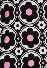 Tissu noir avec un motif floral comportant de grandes fleurs noires, des centres roses et des accents blancs, encadré par des lignes courbes.