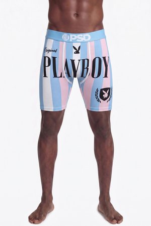 Männliches Model trägt knielange Boxershorts mit vertikalen blauen, rosa und weißen Streifen und großen schwarzen "Playboy" Text- und Logodesigns.