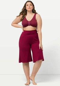 Ulla Popken WIDE-LEG FLARED BERMUDA  - Pantaloni del pigiama - ruby