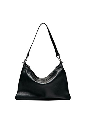 Sac à épaule en cuir noir avec une silhouette incurvée, fermeture zippée sur le dessus et une longue sangle plate. Présente une texture lisse et des accents minimalistes.