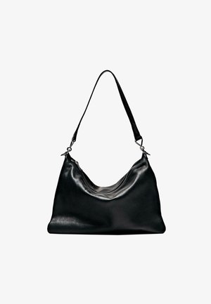 Schwarze Leder-Umhängetasche mit geschwungener Silhouette, Reißverschluss oben und einem langen, flachen Tragriemen. Verfügt über eine glatte Textur und minimale Akzente.