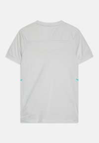 Hvit trenings T-skjorte med teksturert mesh bak, korte ermer og turkise detaljer på sidene.