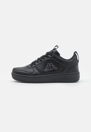 Czarny niski sneaker z zapięciem na sznurowadła, perforowaną skórzaną cholewką oraz logo Kappa po boku i na pasku na pięcie.