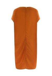 Abito arancione a maniche corte con vestibilità ampia, caratterizzato da una cucitura centrale e arricciature sul retro, realizzato in un tessuto morbido e leggero.