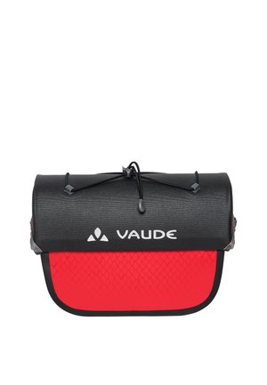 Zwarte en rode Vaude rolltoprugzak met verstelbare koordsluiting en geperst motief op het rode voorpaneel.