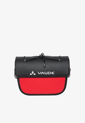 Sac Vaude noir et rouge à enroulement supérieur avec fermeture à cordon réglable et motif embossé sur le panneau avant rouge.