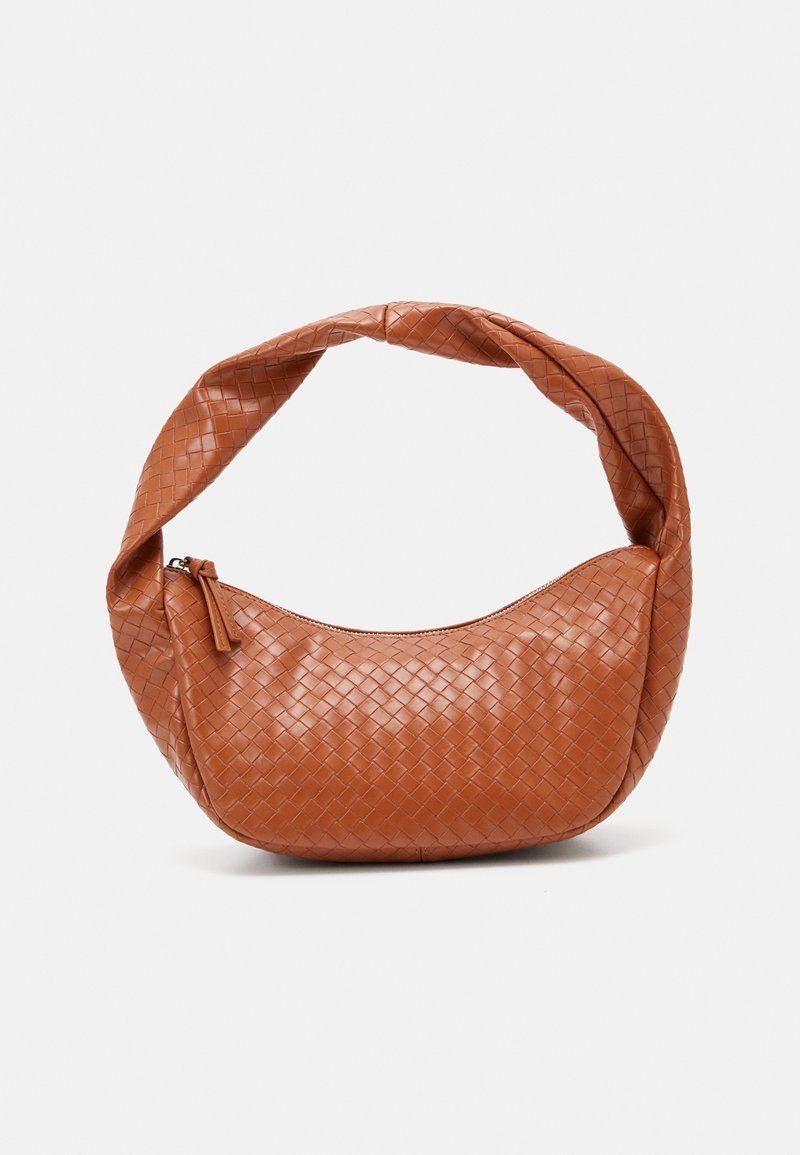 Sac à main en cuir marron tressé avec une forme douce et arrondie, une sangle torsadée et une fermeture zippée sur le côté. Détail de surface texturée.