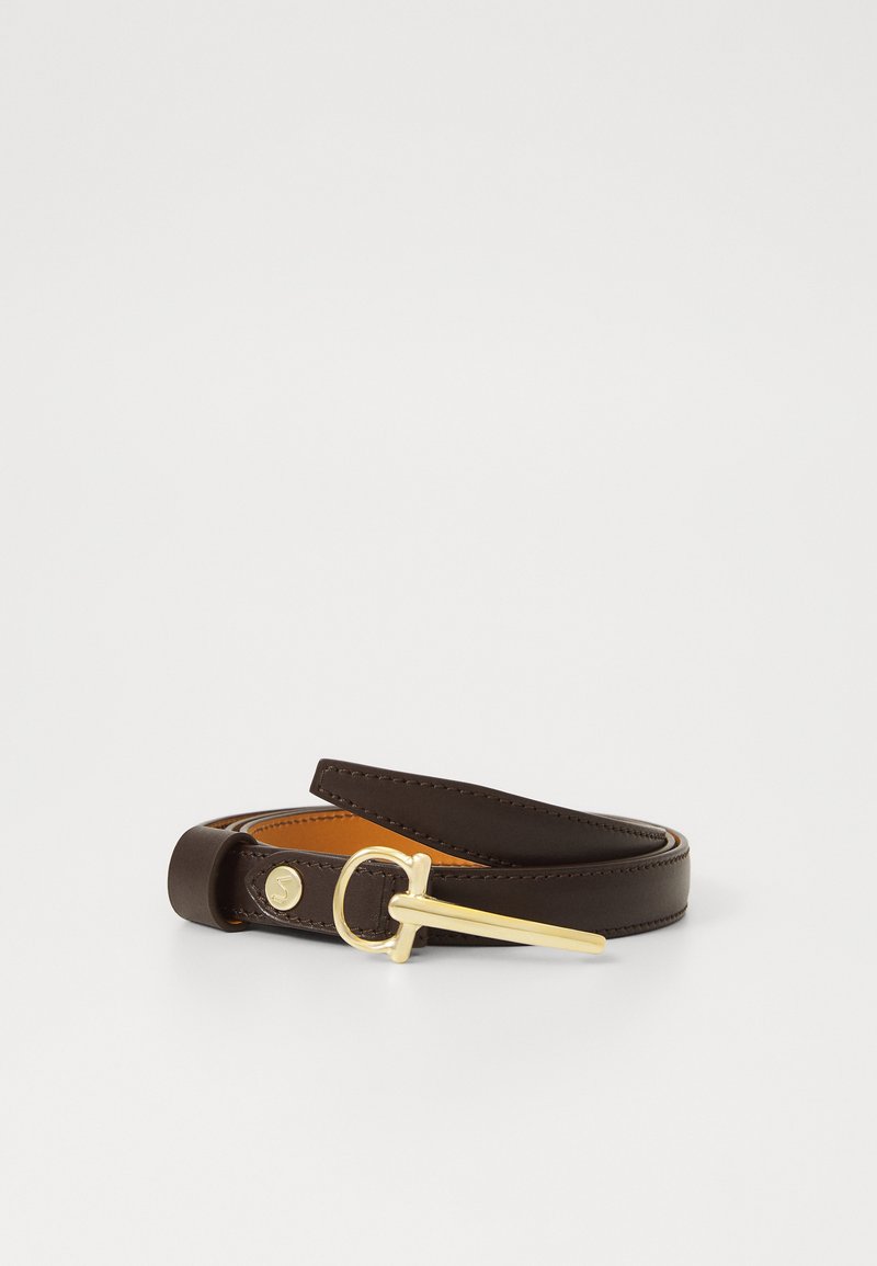 Rjav usnjen pas z zlatim kovinskim sponko. Gladka tekstura, ki vključuje šiv na robovih in en sam okrasni zanko.