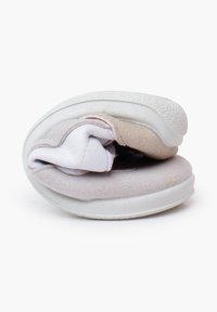 Vouwsneakers met een witte, gladde leren bovenkant en een beige suede accent. Ronde zool en gevoerde inlegzool voor comfort.