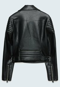 Giacca da moto in pelle nera con vita regolabile, dettagli a coste sulle spalle e polsini con zip. Texture liscia con design strutturato.