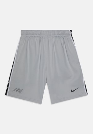 Pantalones cortos deportivos grises con cintura elástica, dos bolsillos laterales, un logo negro de Nike en la parte frontal y franjas laterales en contraste.