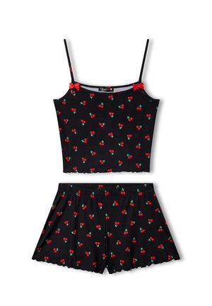 Set di due pezzi nero a coste con motivi di ciliegie, spalline regolabili, e bordi ondulati sulla parte superiore e sui pantaloni. Dettagli con fiocchi rossi.