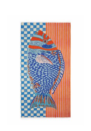 Handdoek met een grote blauw-oranje vissenillustratie in het midden op een achtergrond van blauw-witte blokjes links en oranje-roze strepen rechts.
