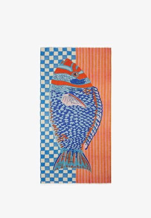 Handdoek met een grote blauw-oranje vissenillustratie in het midden op een achtergrond van blauw-witte blokjes links en oranje-roze strepen rechts.