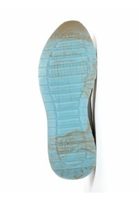 La suela de la zapatilla de goma presenta una base azul claro con patrones texturizados y agarres circulares; los acentos y patrones marrones incluyen un diseño de mapa.
