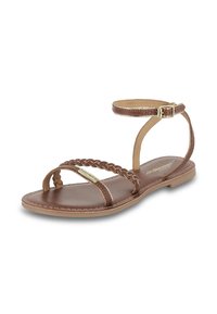 Sandale en cuir brun avec un design de lanières tressées, orteils ouverts et une sangle de cheville avec boucle. Semelle plate et détails de couture texturés.