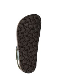 Open-toe sandaal met een getextureerde bruine rubberen zool met een golfpatroon. De bovenkant is groen met zilveren hardware accenten.