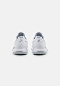 Witte sportschoenen met grijze accenten, voorzien van een bovenkant van mesh en een rubberen zool, ronde hiel en een gestructureerde loopzool voor grip.