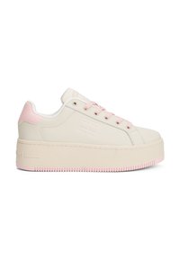 Sneakers na platformie w jasnym beżu z różowymi akcentami. Gładki materiał syntetyczny, okrągły czubek, płaskie sznurowadła i teksturowana podeszwa. Wytłoczone logo po boku.
