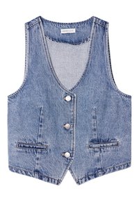 Chaleco de denim en azul claro con un escote en V profundo, seis botones, dos bolsillos frontales y costuras decorativas. Tejido ligero con un corte casual.