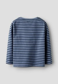 Niebieska koszula w paski z długim rękawem wykonana z miękkiej bawełny. Posiada granatowe poziome paski, okrągły dekolt i przeszywane wykończenie na dole. Pokazany widok od tyłu.