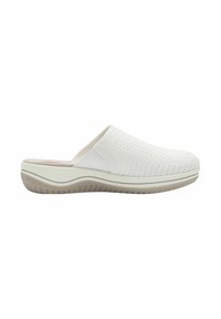 Des chaussures blanches à enfiler avec un dessus texturé, comportant des perforations pour la respirabilité. La semelle est souple et striée, offrant un bon amorti.