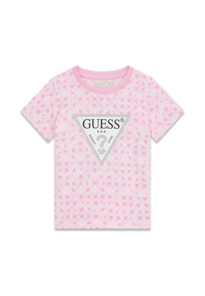 Hellrosa Baumwoll-T-Shirt mit geometrischem Muster. Mit einem dreieckigen silbernen Logolabel, auf dem in fettem schwarzem Text "GUESS U.S.A." steht. Rundhalsausschnitt.