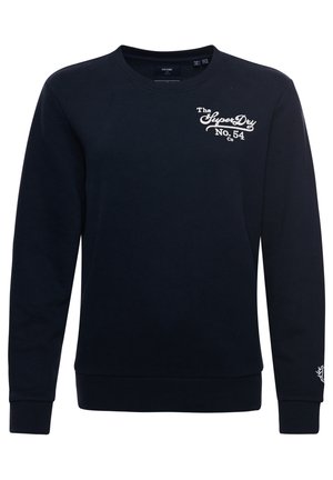 Donkerblauwe trui met ronde hals en witte tekst "The SuperDry No. 54 Co" op de linkerborst en een klein logo op de manchetkant van de rechtermouw.