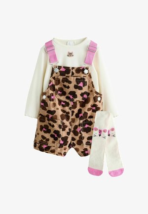 Bruine corduroy tuinbroeken met zwarte en roze luipaardvlekken, roze bandjes, een witte lange mouw top en crèmekleurige sokken met een roze muisontwerp.