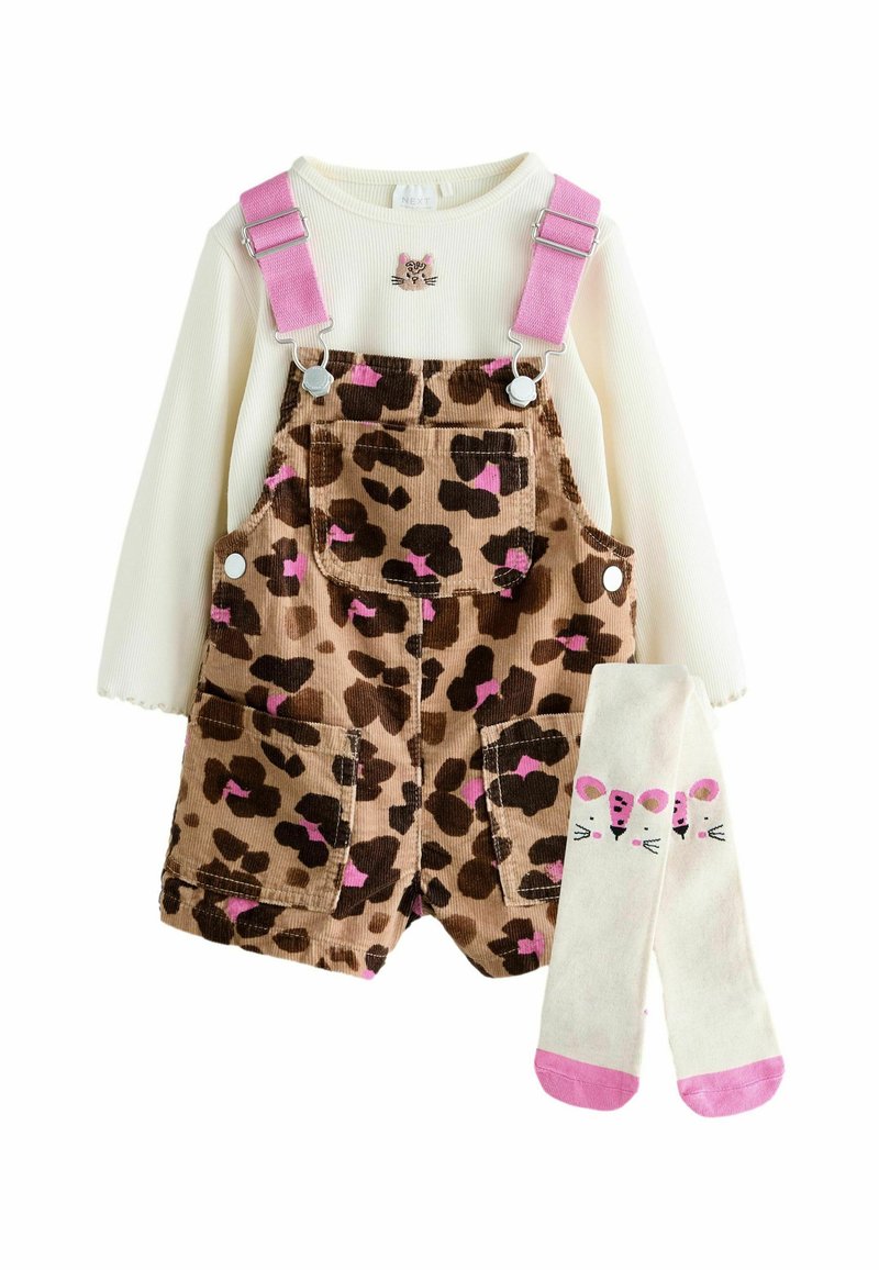Braune Cord-Overalls mit schwarzen und rosa Leopardenflecken, rosa Trägern, einem weißen Langarmoberteil und cremefarbenen Socken mit pinkem Mausdesign.