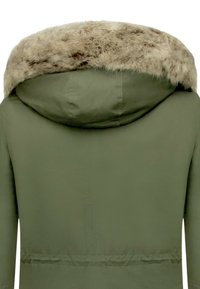 Olijfgroene parka met een grote capuchon gevoerd met nepbont. Heeft een gladde afwerking en een rechte snit, met een minimalistisch ontwerp en geen zichtbare beslagstukken.