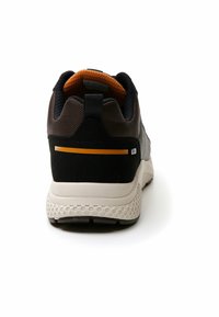 Adidași negri și gri cu un superior din material texturat, accente portocalii la guler și o talpă din cauciuc albă, bine amortizată.