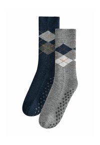 Zwei Paar Socken: ein navyblaues Paar mit einem Rautenmuster in Grau und orangefarbenen Akzenten und ein graues Paar mit einem ähnlichen Muster. Beide haben gummierte Grips.