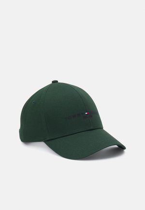 Casquette de baseball vert foncé avec visière incurvée, œillets de ventilation et petit logo brodé sur le panneau avant.