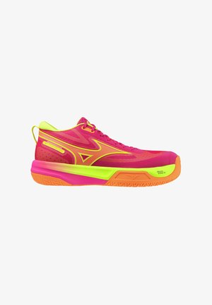 Scarpa da ginnastica rosa acceso e giallo neon con suola arancione, dettagliata con un logo giallo sul lato e lacci rosa, vista di profilo.
